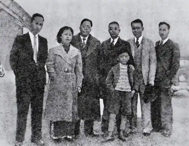 49年杨虎城遇害55年后凶手跪在墓前声泪俱下地说对不起你们