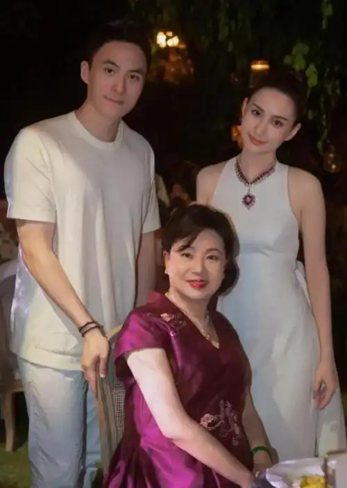 听到窦骁的宣誓陈婉珍泪流满面擦了擦眼睛何超云和舅舅