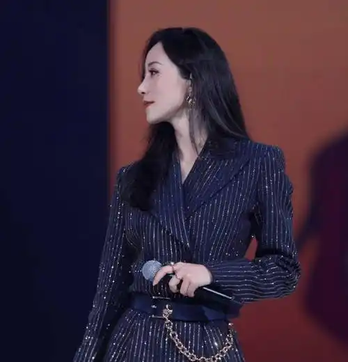 视频里面,韩雪像是得罪了导演组似的,导演组的镜头一直怼着韩雪的脸拍