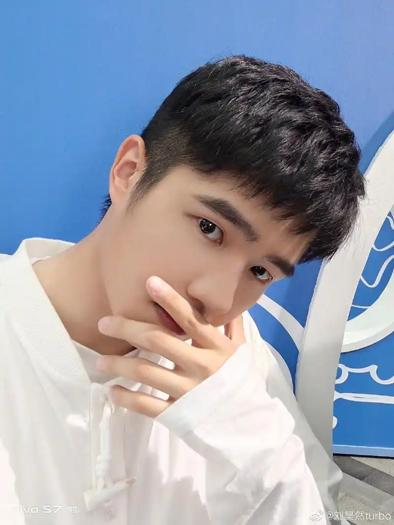 刘昊然超可爱童年照曝光,发型依旧婴儿肥脸肉嘟嘟