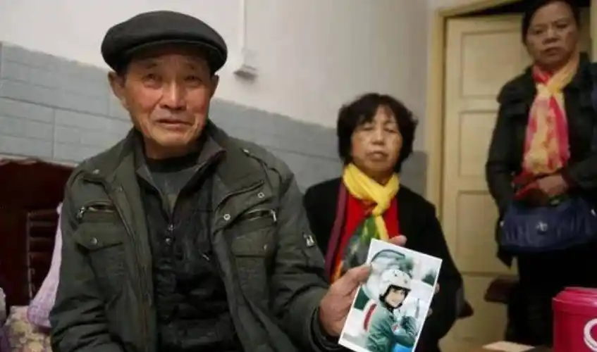 然而光鲜亮丽背后的痛楚,只有余旭自己和家人知晓.