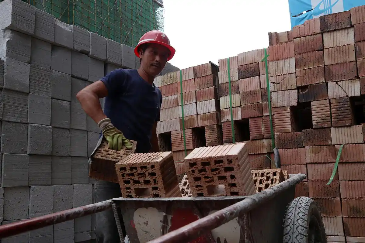 进城打工三十年#  写给自己 城市,是许多人的梦想之地,但在现实中