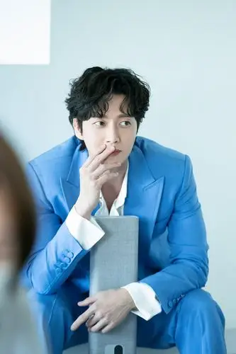 朴海镇最新花絮照公开清爽造型诠释行走的画报