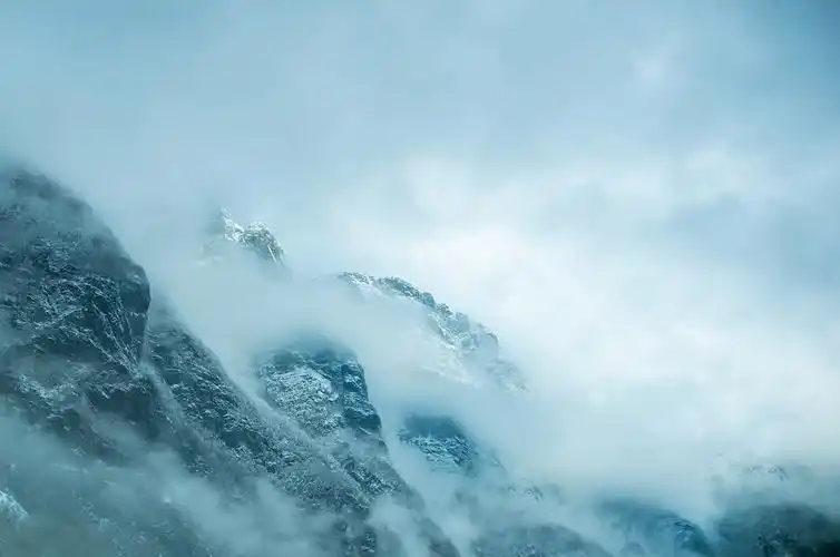 的高山绿树下载可商用原图下载png卡通手绘云雾缭绕的高山下载png下载