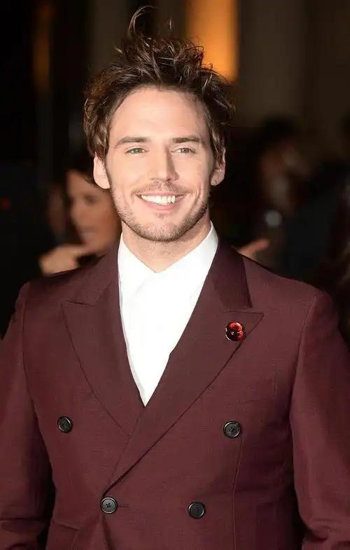 英国男演员山姆克拉弗林解锁时尚大刊他外形优质绝不输超模