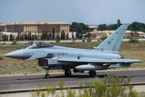 图片为德国空军台风战斗机在滑行道上滑行,准备进入起飞前用于准备的