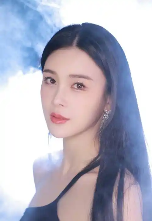 原创赵樱子最新活动照片曝光网友这仪态颜值敢打100分