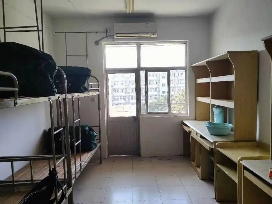 江苏大学宿舍 有很多人说江大宿舍直接劝退,我个人觉得还可以滴