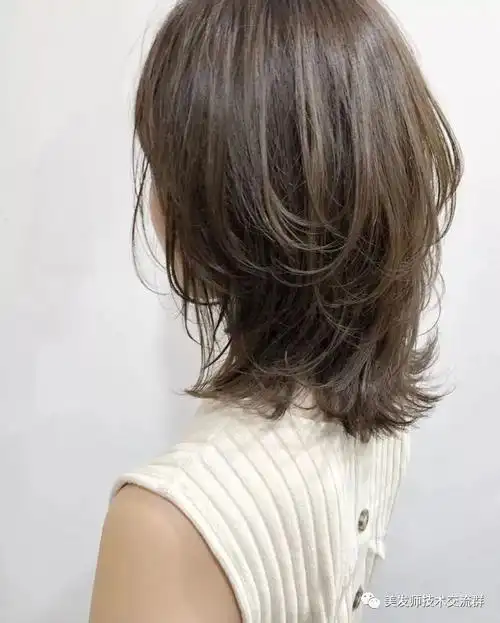 非常修饰脸型,这款流行发型搭配随意的碎发刘海