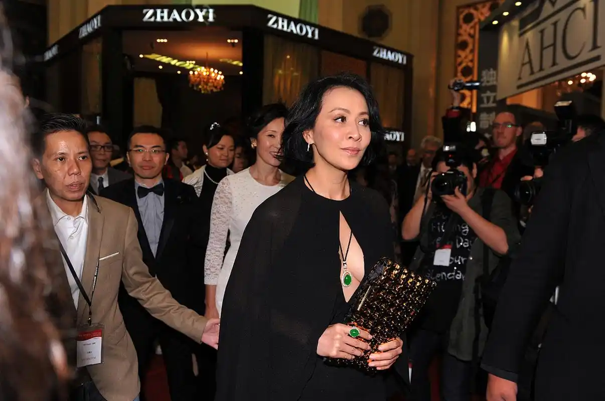 刘嘉玲以三套amani prive礼服亮相威尼斯电影节,尽显华丽风采.