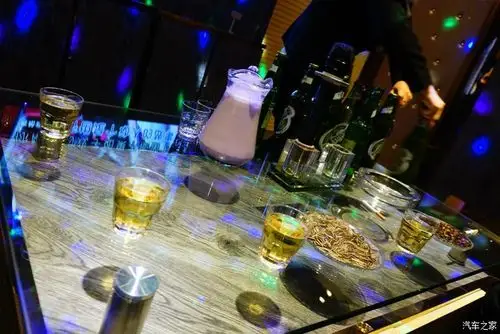 吃饭的时候,这帮小子都不喝酒,可一到了火吧,点了满桌子的酒水,这是把