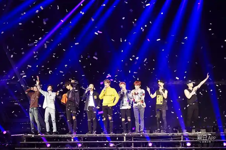 爱丽们为exo准备了强势的拼字应援,感动满满~果然是exo-l!