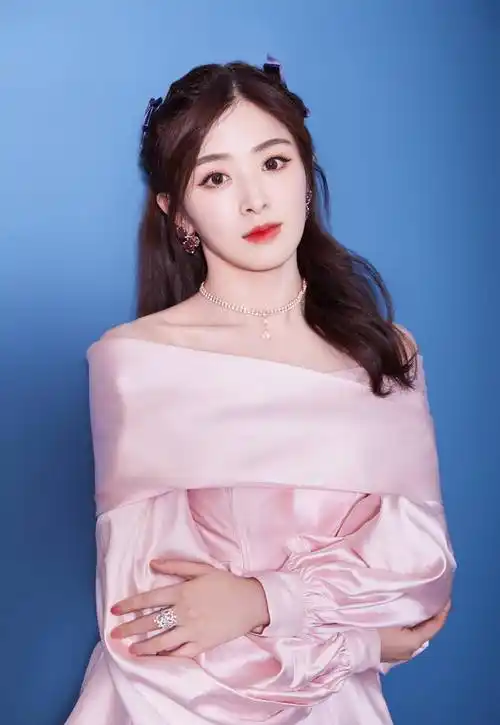 张含韵电视中秋晚会出镜采访,离开美颜后,这状态和颜值我羡慕了_姐姐