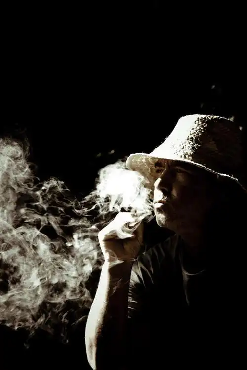 白天,侧面,香烟,帽子,欧洲,欧洲人,仅一个男性,仅一个人,戴,黑色背景