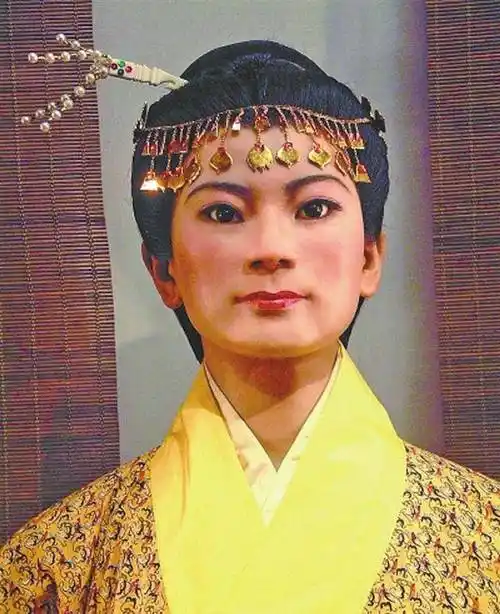 女尸的舌头自己吐出来,墓中找到一张古老广告牌_老张_辛追夫人_尸体