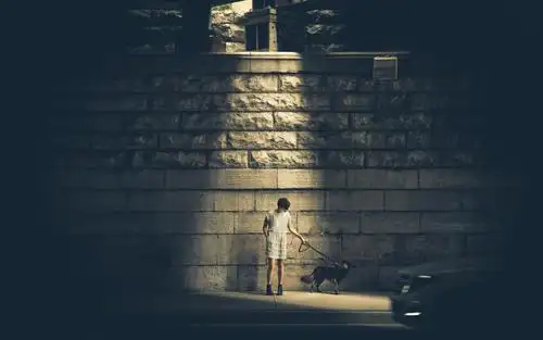 夜晚路边一个人写真