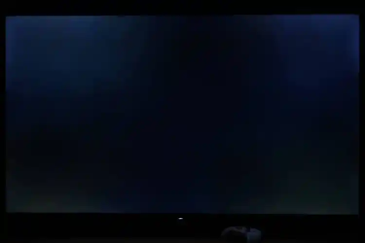 快门 1/5,iso 1000,光圈f4的参数下,拍摄纯黑背景的电视如下.