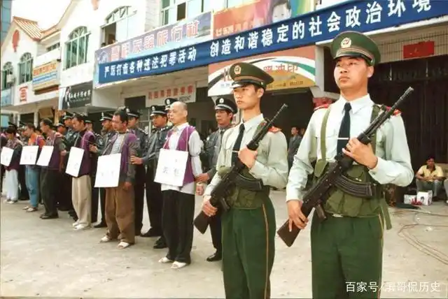 1991年6月9日,公审大会在哈尔滨滑冰馆举行,数万名市民参加了这场公审