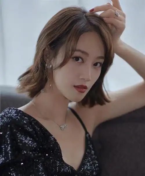 90后蓝盈莹乘风破浪的姐姐露香肩美背大长腿尽显性感女王范