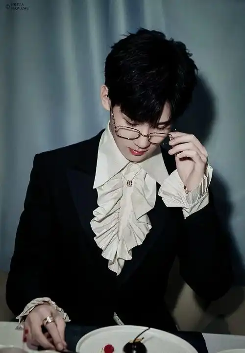 端详着盘里的樱桃:"先别吵"(别问我为什么看樱桃,我也不造94)陈泗旭