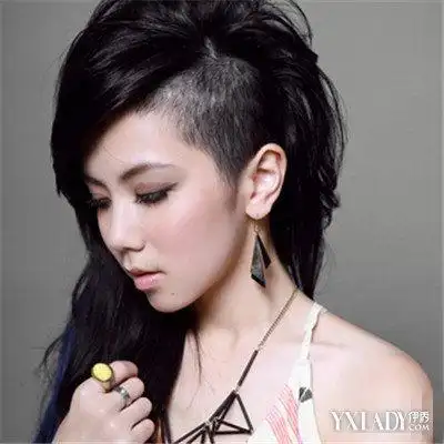 这位女生的剃鬓角发型显得特别的中性,头顶上的头发很蓬松很显高,把