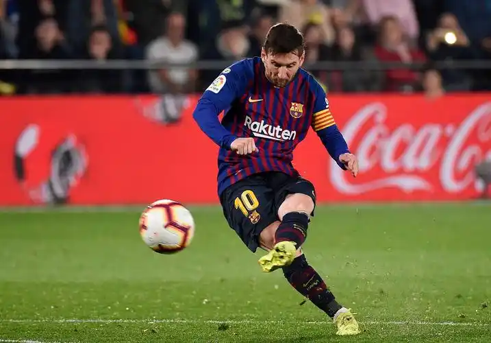 足球——西甲:巴塞罗那平比利亚雷亚尔