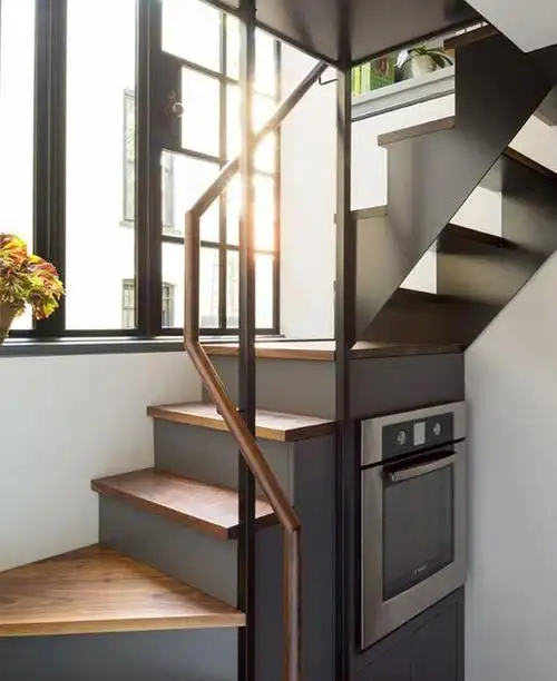 没见过这么会利用楼梯下方空间的,掏空塞冰箱