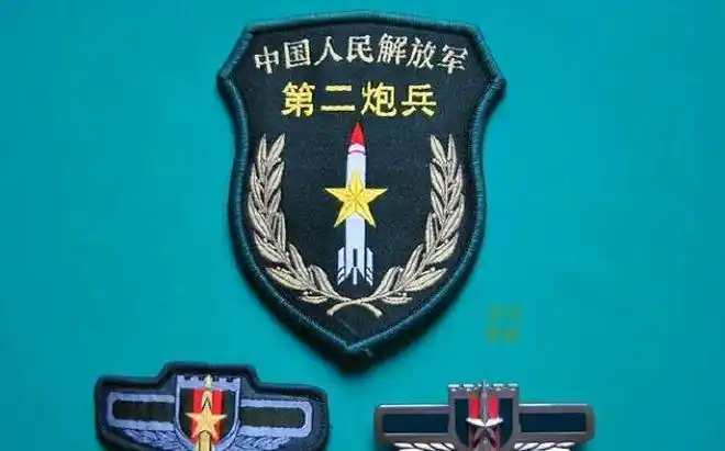 火箭军16式军服有什么特色胸标有何含义