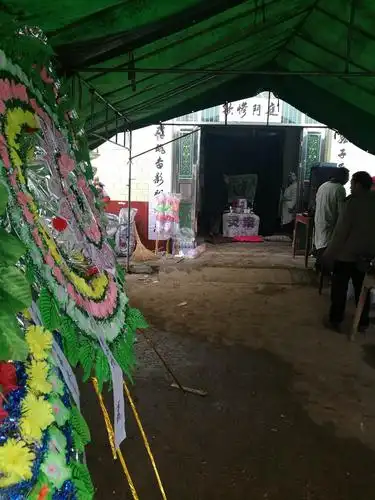 图为读追悼词现场.显得格外平静自然.