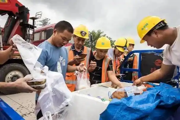 15块钱40个菜,物美价廉量大:全网打卡的工地盒饭,正在悄悄变味