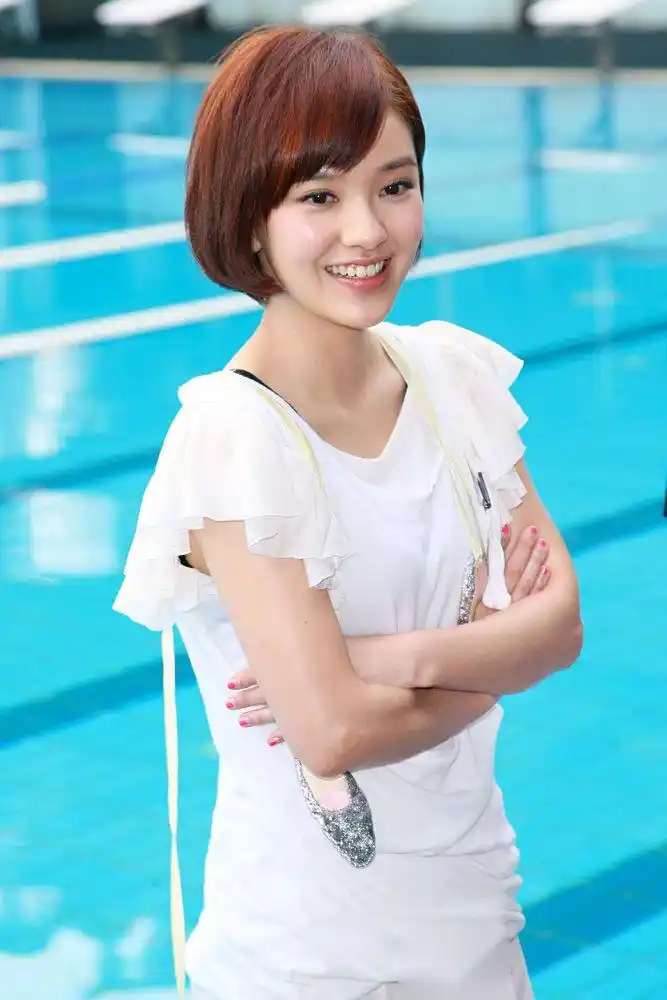 郭采洁新发型太雷人,素颜憔悴被网友说崩坏似大妈,与之前清纯气质差太