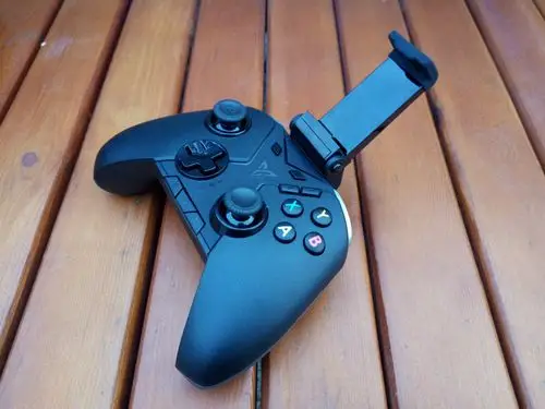 今晚带你轻松吃鸡飞智八爪鱼电竞手柄体验