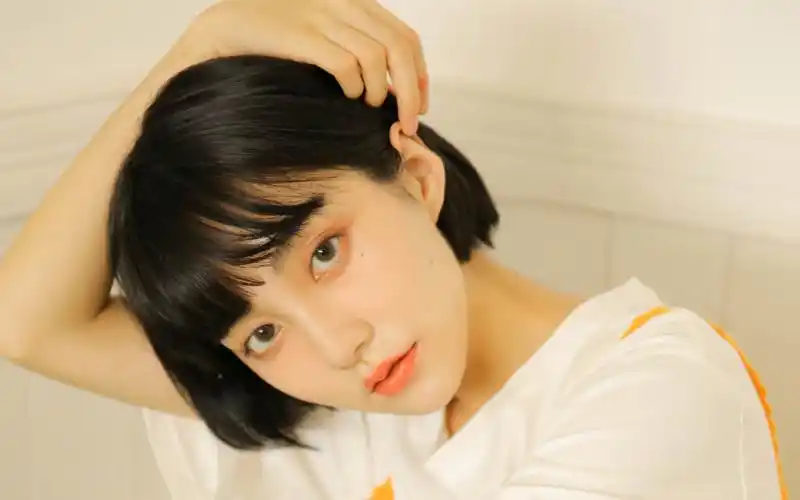 阳光短发美女性感图片桌面壁纸