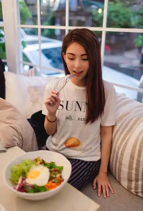 香肩锁骨马甲线!天王嫂昆凌晒比基尼美照 网友:我伦腹肌还在吗