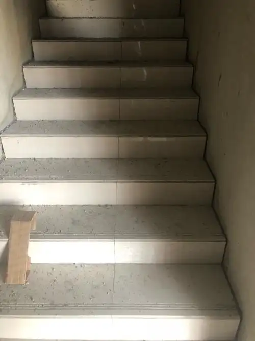 5#楼楼梯踏步地砖铺贴