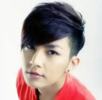 男斜刘海发型图片随意时尚的斜刘海造型更炫更迷人