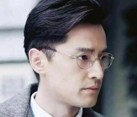 这四位明星戴眼镜不是为了帅,而是因为高度近视,胡歌上榜!