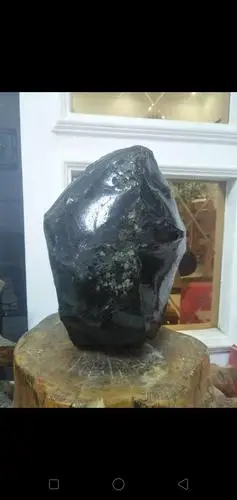 国内各大平台有记载的最大玻璃陨石为8212克,外形像元宝形状,此块玻璃