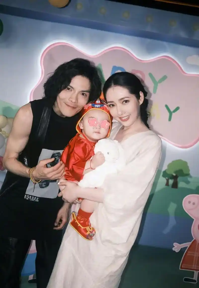 向佐和郭碧婷,难得有一张同框合照.这次为了宝宝齐聚一堂.