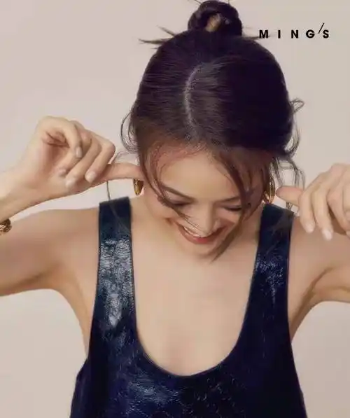 容祖儿美背惊艳,笑容撩人!时尚封面展现无双魅力_高跟鞋_白色_照片