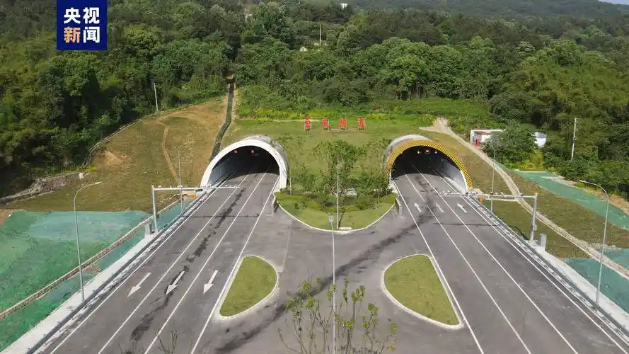 两区车程缩短至6分钟 重庆金凤隧道主线今日通车 -  -