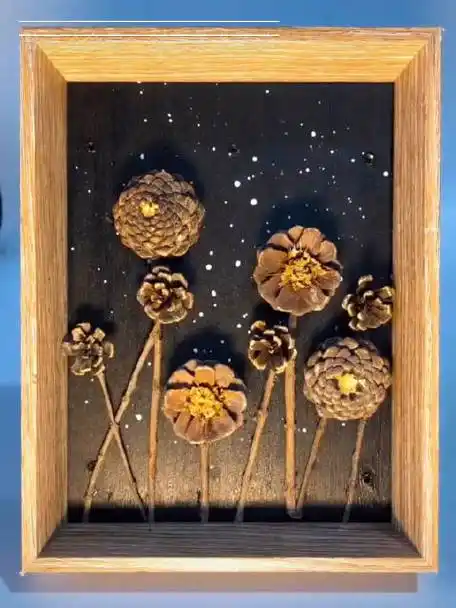 平时常见的松果,通过粘贴上色的方法组合成漂亮的创意美术作品～作者