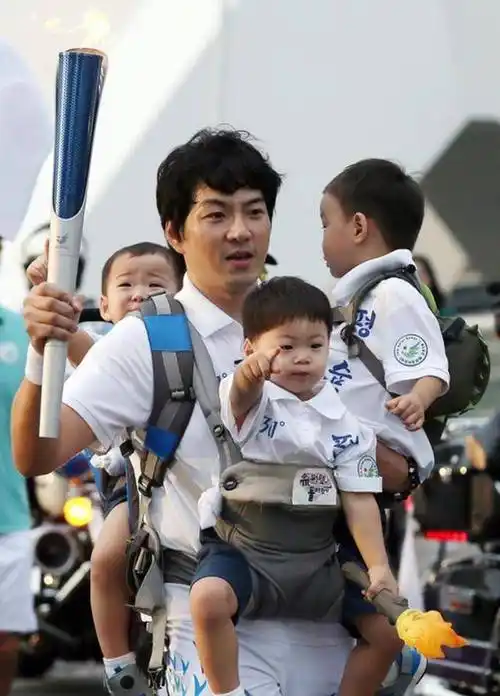 三胞胎兄弟茁壮成长,宋一国成儿子照片搬运工,小伙子们几时回来_妻子