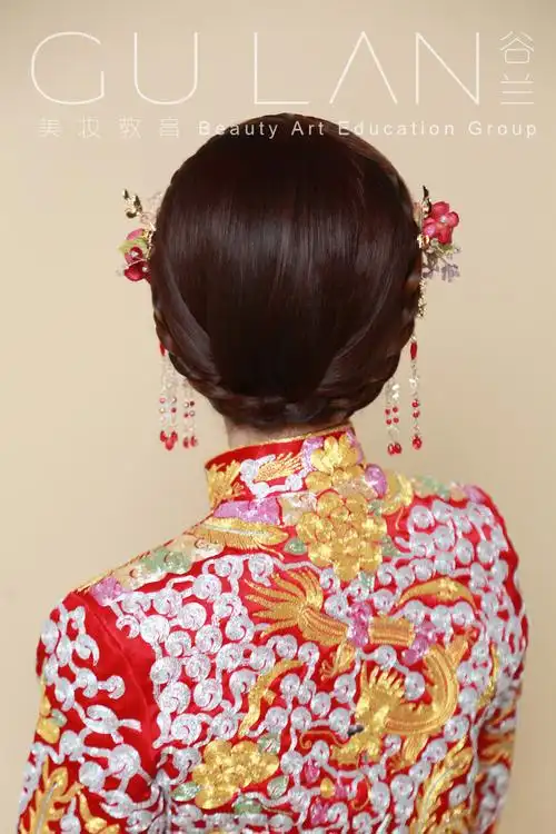 谷兰美妆教育频道的化妆造型作品《简约中式盘发新娘造型》