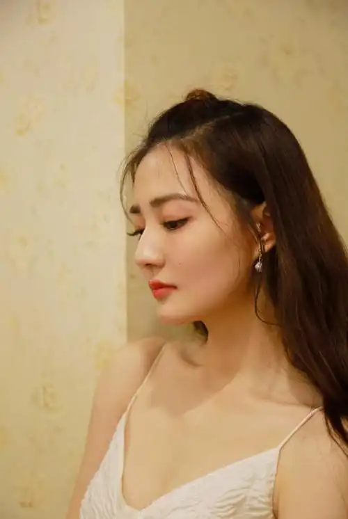 据说徐璐的祖父是将军,父亲是富商,母亲二十岁就拿到了中尉的头衔