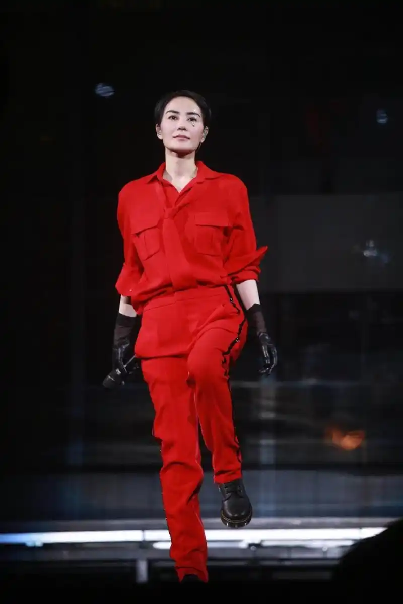 53岁王菲换新发型嫩到认不出!剪齐刘海像个大姑娘,谢霆锋没选错