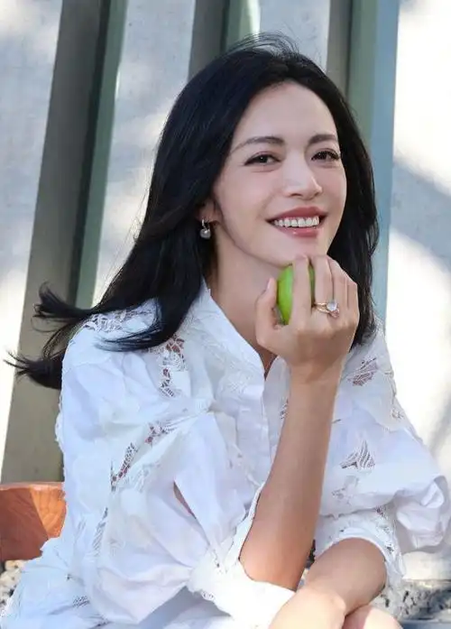 姚晨夏日写真释出气质超然 白色镂空衬衫裙文艺十足_网易订阅