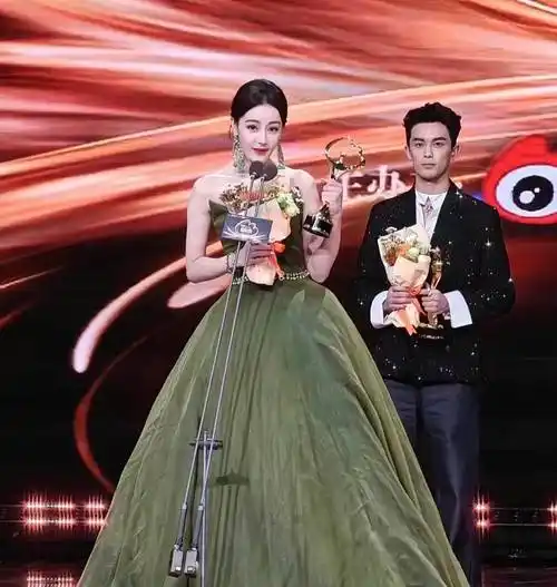 迪丽热巴吴磊微博之夜同框:cp粉直呼过年了!_人们_活动_合作