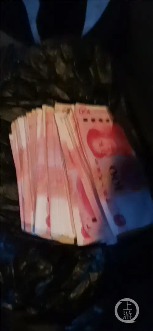 因为塑料袋没有封口,有一些现金已经掉进了座位下方的缝隙里.