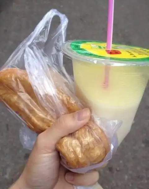 街边卖早餐的都在碗外面套个塑料袋,盛的都是滚烫稀饭,有毒吗?